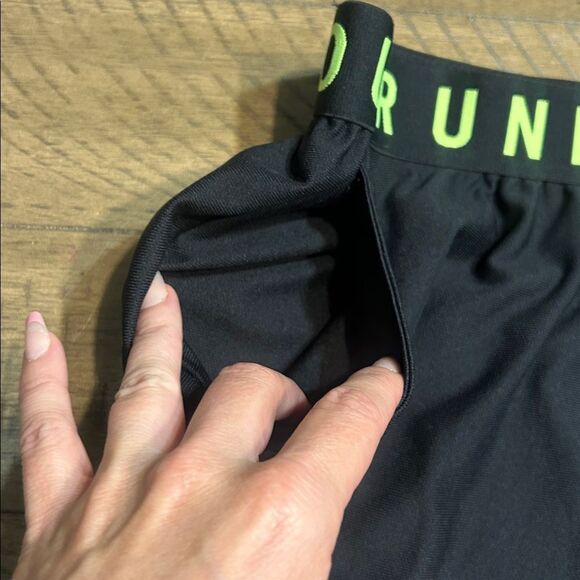 Under Armour Loose fit shorts size medium - Picture 4 of 5